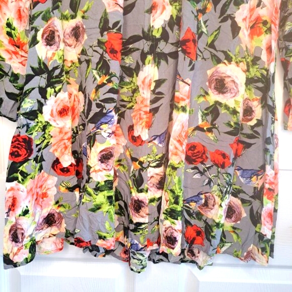 Umgee Gray Floral Lightweight Tunic V Neck Bell Sleeves Size Large - Picture 3 of 8